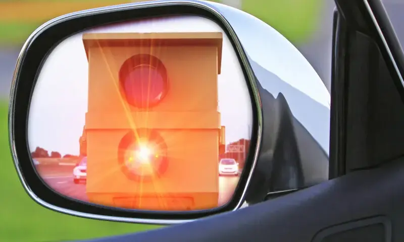 Jak rozpoznać czy fotoradar zrobił zdjęcie bez lampy błyskowej?