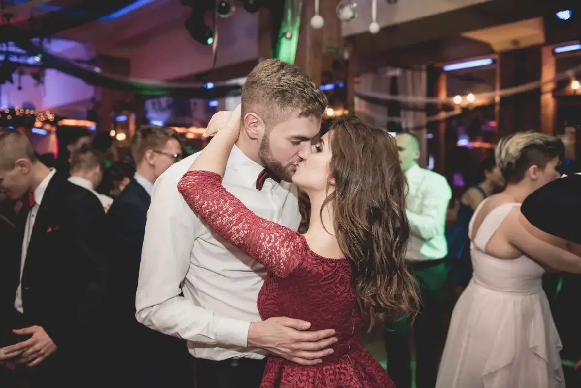 Zdjęcie Ile kosztuje fotograf na studniówkę? Sprawdź, by nie przepłacić